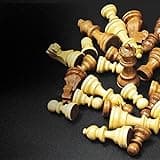 Chessnut Air + Electronic - Juego de ajedrez electrónico, un magnífico tablero de ajedrez de madera completo con reinas adicionales, LED, juego de ajedrez electrónico adaptativo a IA y aplicación con