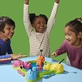 Hasbro Gaming Juego de Mesa Tragabolas Comilón de 2 a 4 Jugadores - Versión Español-Portuguesa Juguete Infantil para Jugar con Familia y Amigos, Niños y Niñas de 4 Años o Más