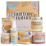 NURTURE BY NATURE Set de Regalo de Baño y Bienestar – Set de spa con spray de almohada lavanda, exfoliante corporal, bomba de baño, vela perfumada y más – Vegano – Cesta de Navidad, regalo para mujer